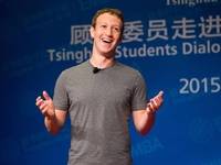 Марк Цукерберг устроил сеанс плавания с новорожденной дочкой