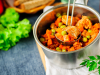 Тушеная свинина с зеленым горошком и морковью