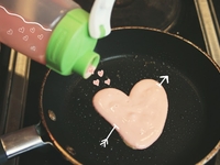 День Валентина: как приготовить розовые оладьи в виде сердечек