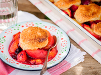 Коблер с ягодами: Три вкусные идеи