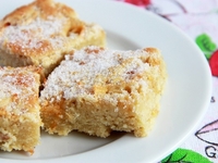 Яблочный пирог с сахарной посыпкой