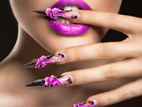 Смех сквозь слезы: что не могут делать любительницы длинных ногтей