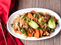 Китайский Новый год 2016: Рисовая лапша с курицей и брокколи