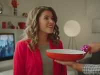 Героиня клипа о "лабутенах" учит радоваться ненужным подаркам