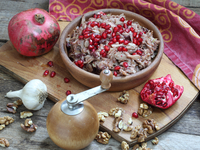 Лобио с орехами и зернами граната