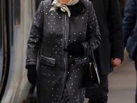 Елизавета II поразила гламурным образом на железнодорожной станции