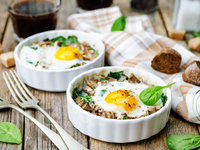 Запеканка из яиц, шпината и грибов