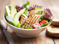 Салат из курицы с авокадо