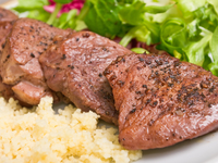 Стейки в соусе из красного вина