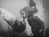 Отцовская нежность: трогательной фотопроект, посвященный папам