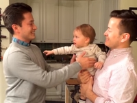 Видеохит: Папа и его брат-близнец разыграли ребенка