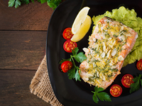 Запеченный лосось с картофелем и горошком