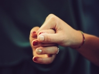 Почему держать за руку любимого не только приятно, но и полезно?