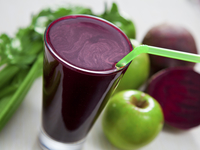 Детокс-коктейль из свеклы, яблок и черники