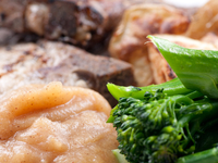 Свиные ребрышки с яблоками