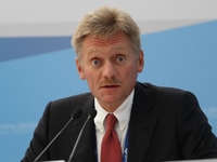 Неловкий момент: Пескова заметили в уггах и красных спортивных штанах