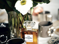 Ты узнаешь его из тысячи: ТОП-4 популярных  женских аромата