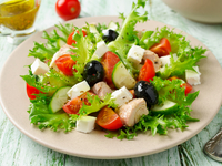 Салаты на 8 марта: Греческий салат с тунцом