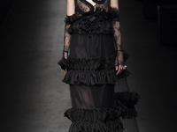 Екатерина Медичи и 70-е: Gucci представил коллекцию в Милане