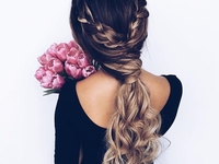 Кудри и косы: элегантные идеи причесок на 8 марта