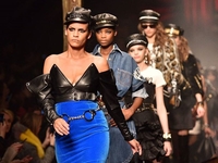 Пылающее платье, сигареты и черепа: все, что нужно знать о шоу Moschino