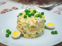 Салаты на 8 марта: Оливье с перепелиными яйцами