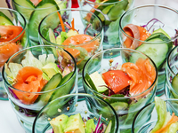 Салаты на 8 марта: Рецепт с лососем, авокадо и огурцами