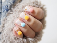 Модный маникюр 2016: ногти с разноцветными помпонами