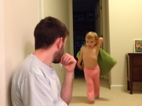 Видеохит: "папа-снайпер" победил в бою подушками