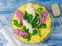 Рецепты на 8 марта: салат Сирень