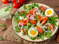 Салат на 8 марта из лосося и овощей