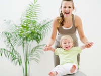 Гимнастика с малышом: 10 веселых упражнений