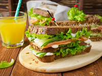 Сэндвич с лососем и огурцами