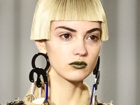 Игра фактур и практичность: все, что нужно знать о показе Maison Margiela