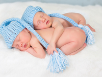 Женщина родила двойню от разных мужчин