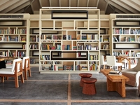 Книжные полки: интересные идеи в интерьере