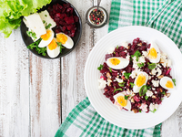 Салат из свеклы, яиц и грецких орехов
