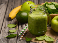 Детокс-напиток из шпината, банана и яблока