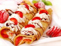 Блины с клубникой и творогом: Три рецепта к Масленице