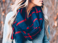 Шарф в клетку: модные идеи для образов