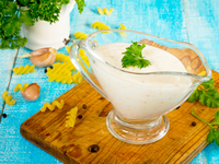 Сметанный соус с чесноком и сыром