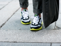 Стильные образы в кроссовках