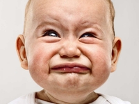 Смех сквозь слезы: 10 причин, почему ребенок плачет