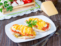 Куриное филе с помидорами и сыром