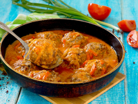 Тефтели в томатном соусе с морковью