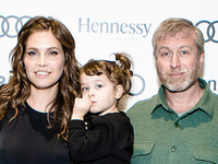 Роман Абрамович и Даша Жукова впервые показались на публике с дочкой