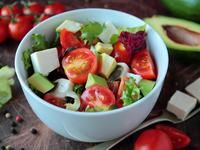 Весенний салат из авокадо, феты и помидоров