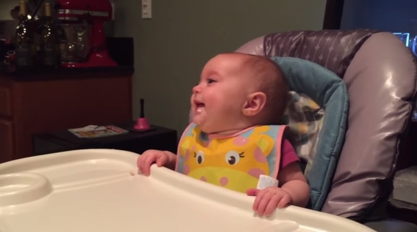 Веселящая спаржа: малышка залилась хохотом при виде папы за ужином