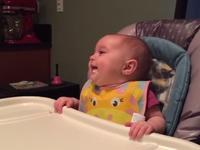 Веселящая спаржа: малышка залилась хохотом при виде папы за ужином