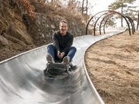 Марк Цукерберг спустился с Великой Китайской стены на санях